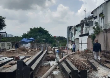 Proses pembangunan pembangunan sentra parkir Kayutangan. (Foto/M Sholeh)