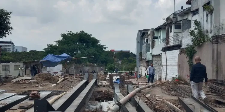 Proses pembangunan pembangunan sentra parkir Kayutangan. (Foto/M Sholeh)