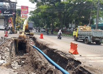 Proyek pembangunan drainase di kawasan Jalan Suhat, Kota Malang. (Foto/M Sholeh)