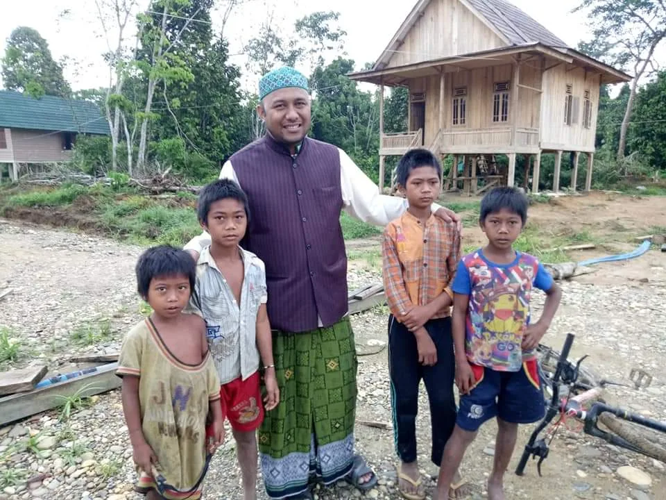 Umar Faruq bersama suku anak dalam di pedalaman Jambi. Foto/dok Umar Faruq