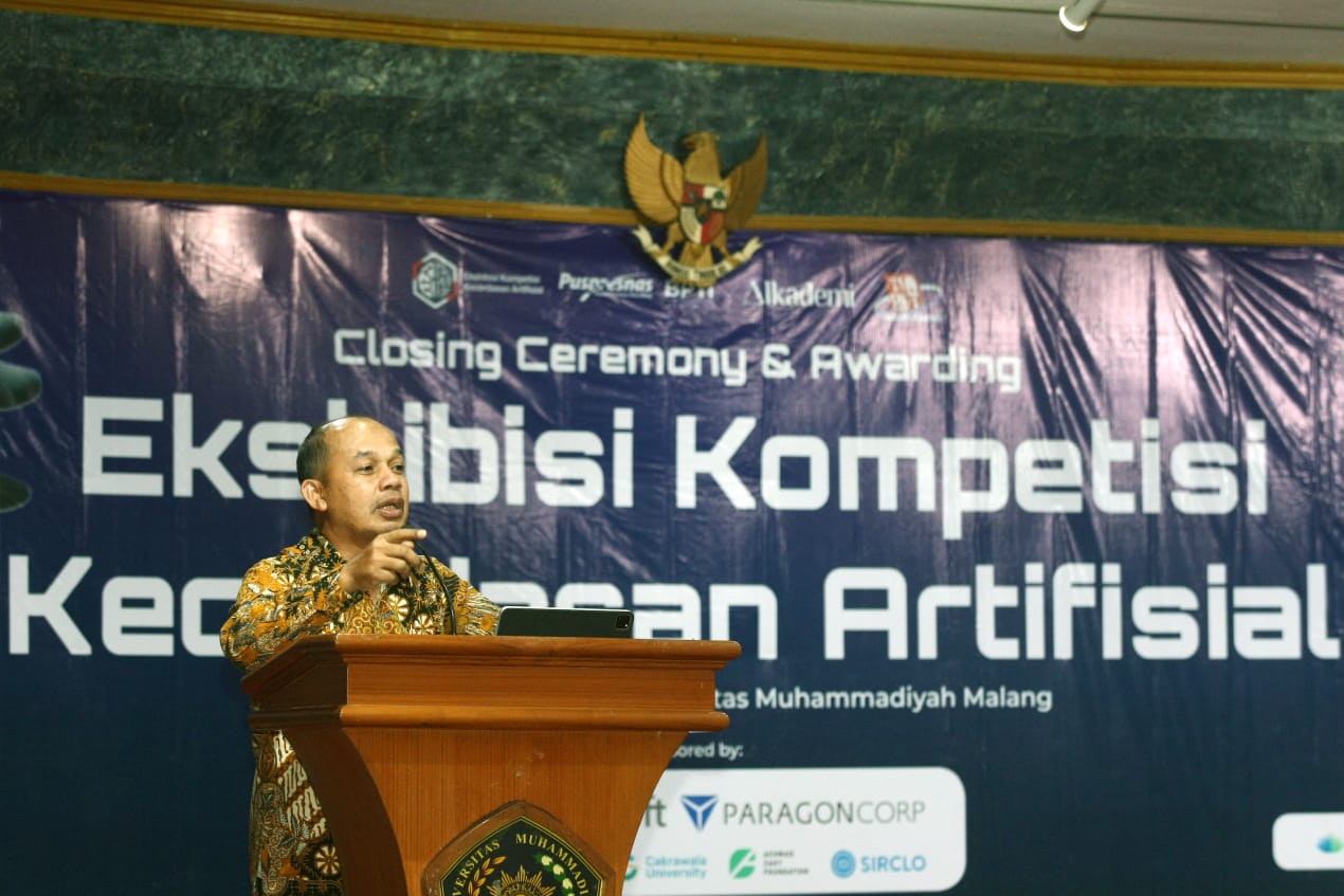 Staf Khusus Mendikdasmen RI Bidang Transformasi Digital dan Kecerdasan Buatan, Dr. Muhammad Muchlas Rowi saat memberikan sambutan di acara Closing Ceremony dan Awarding Ekhisibisi Kompetisi Kecerdasan Artifisial 2025 di Dome UMM, Kamis (9/10/2025) kemarin. /Foto: Tugumalang.id/Husni.