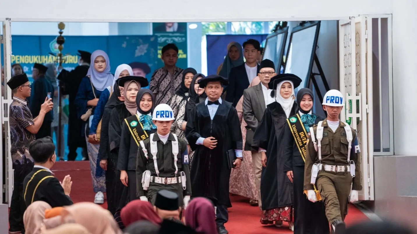 Pengukuhan 3 guru besar besar baru di Unisma Malang. Foto: Dok