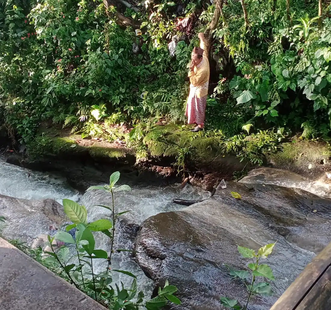 Mayat wanita mengapung di sungai
