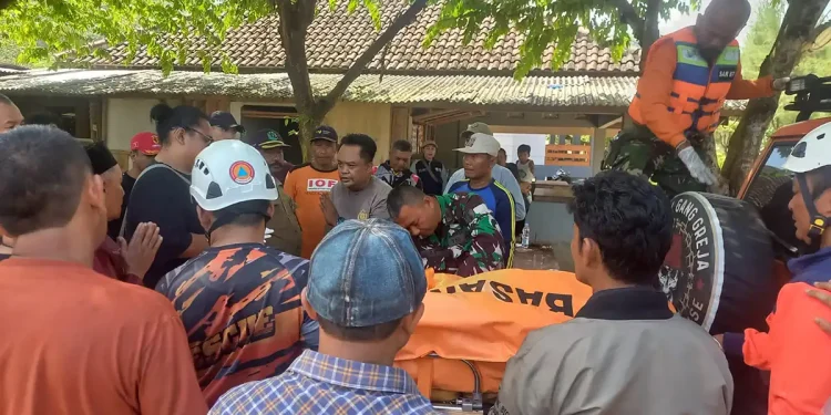 evakuasi korban terbawa arus di pantai modangan