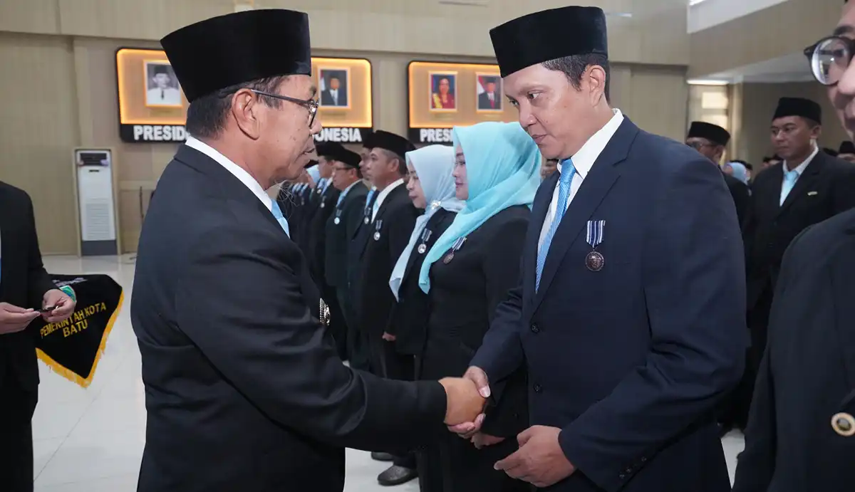 Prosesi penyematan pin lencana