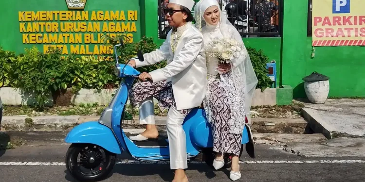 Rizky Boncell dan istrinya