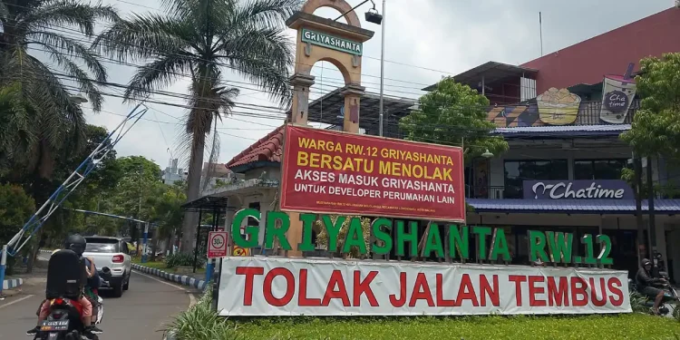 Jalan tembus candi panggung