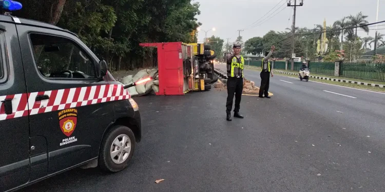 Truk bernuatan beras terguling