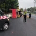Truk bernuatan beras terguling