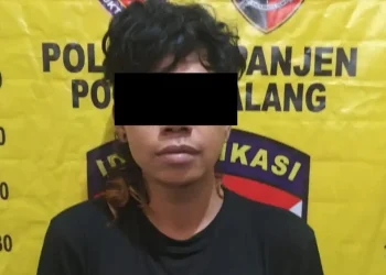 Tusuk teman sendiri
