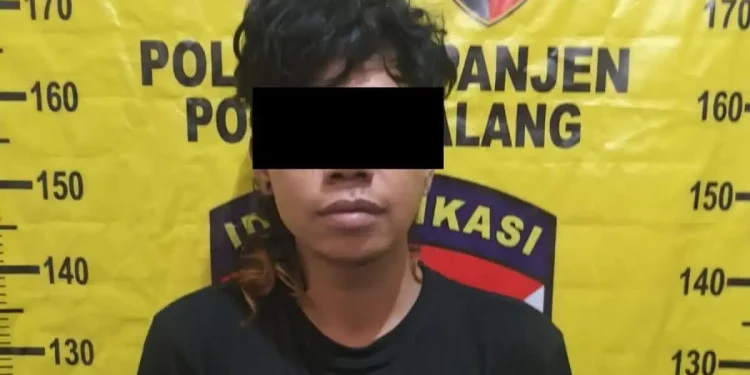 Tusuk teman sendiri