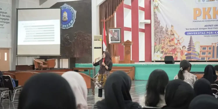 Ketua Program Studi PGSD Unikama, Dr. Farida Nur Kumala, S.Si, M.Pd menyampaikan materi seputar program PKM kepada mahasiswa baru. /Foto: Dok. Unikama.