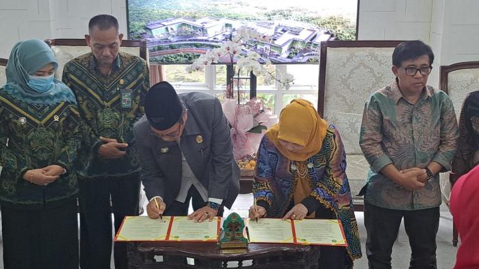 Penandatanganan MoU kerja sama antara Pengadilan Tinggi Agama dengan UIN Malang, yang dihadiri langsung Rektor UIN Malang, Prof. Ilfi Nur Diana (kanan)./Foto: Dok.UIN Malang.