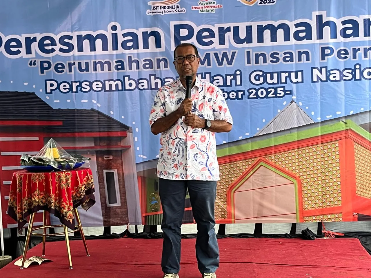 Sambutan Ketua Yayasan Insan Permata Malang, Prof. Ir. H. Ludfi Djakfar, M.SCE, Ph.D dalam acara Peresmian Perumahan BMW Insan Permata. /Foto: Tugumalang.id/Bagus Rachmad Saputra.