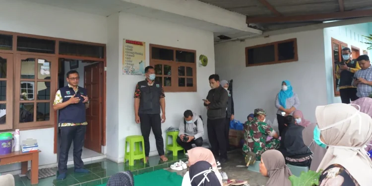 Skrining penyakit TBC di Kelurahan Sisir Kota Batu. Foto: Azmy