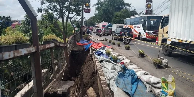 Kondisi trotoar Jembatan Embong Brantas Kota Malang yang ambrol. (Foto/M Sholeh)