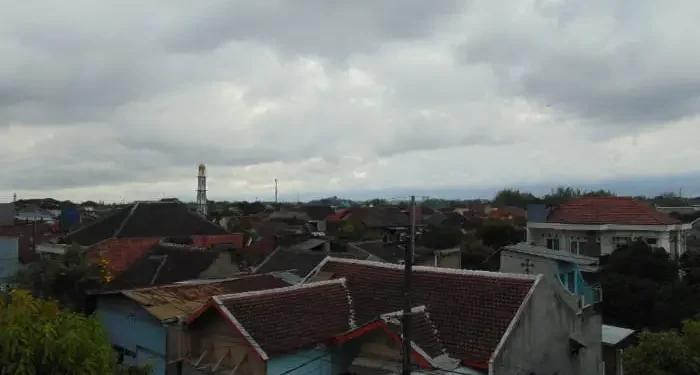 Prakiraan cuaca Malang. Khususnya Kota Malang pada hari Rabu, 5 November 2025 yang diperkirakan mengalami kondisi hujan ringan di semua wilayah. /Foto: Bagus Rachmad Saputra