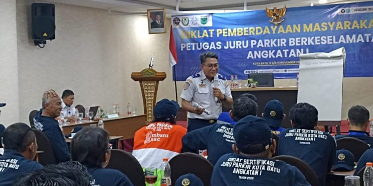 Pembekalan sertifikasi jukir oleh Dishub Kota Batu. Foto: Azmy