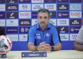 Pelatih Arema FC, Marcos Santos mewaspadai motivasi tinggi tuan rumah jelang laga Semen Padang vs Arema FC. /Foto: Tugujatim.id/Dani Kristian Wardhana