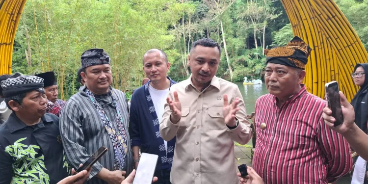 Wamen Kebudayaan RI, Giring Ganesha saat memberi keterangan pada media. Foto: Aisyah Nawangsari Putri