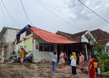 Sebagian besar atap rumah Bashori ditutup terpal. Foto: Aisyah Nawangsari Putri