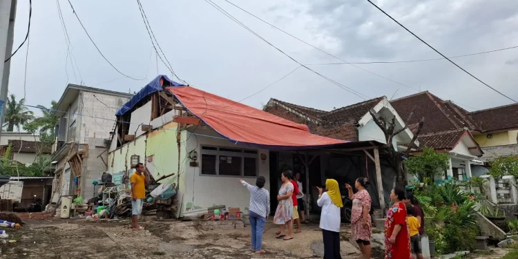 Sebagian besar atap rumah Bashori ditutup terpal. Foto: Aisyah Nawangsari Putri
