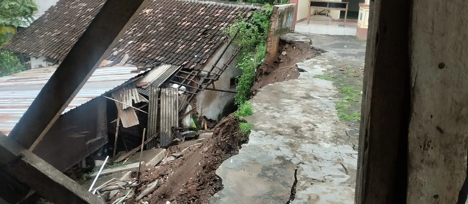 Rumah warga tertimpa tanah longsor di Wagir. Foto: BPBD Kabupaten Malang