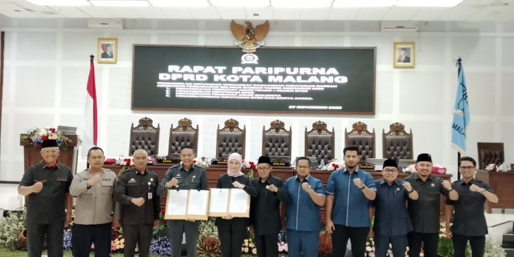 Ketua DPRD Kota Malang, Amithya Ratnanggani Sirraduhita menyetujui dokumen Ranperda APBD 2026. (Foto/M Sholeh)