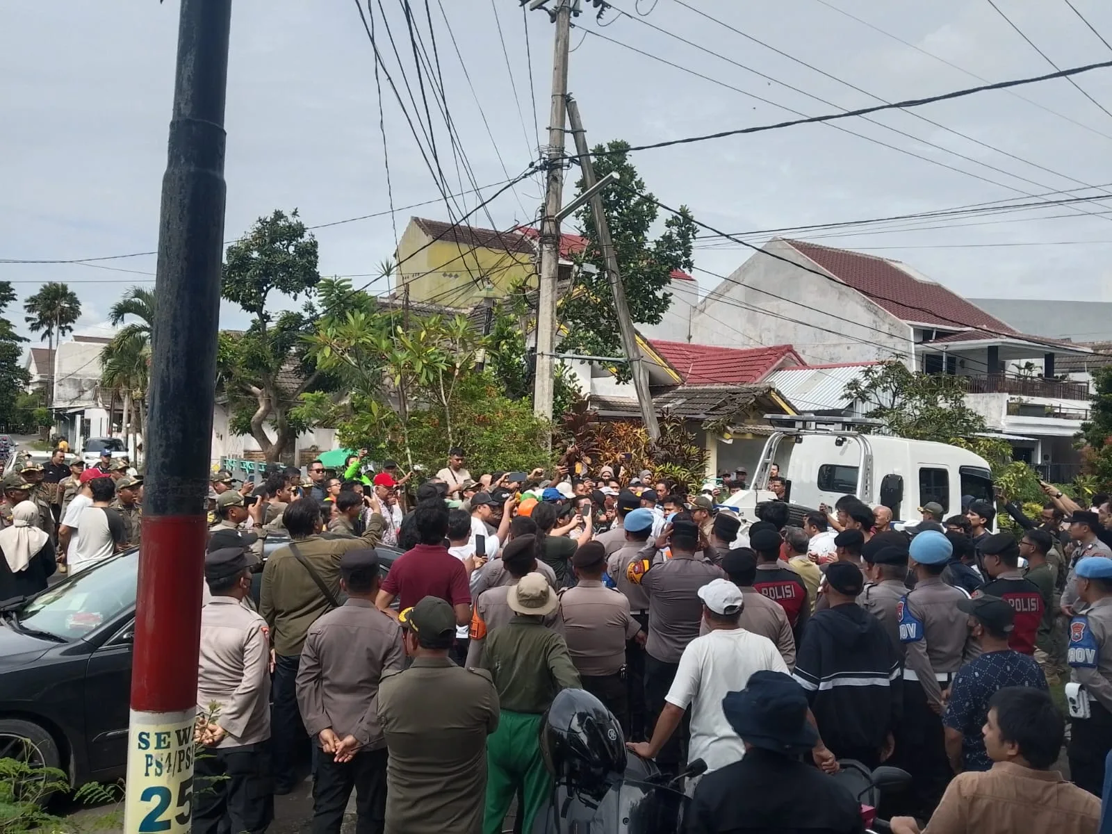 Proses pembongkaran tembok penghubung Jalan Tembus Candi Panggung menuai penolakan warga. (Foto/M Sholeh)