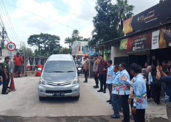 Wali Kota Malang, Wahyu Hidayat meninjau pembukaan Jembatan Bailey Sonokembang. (Foto/M Sholeh)