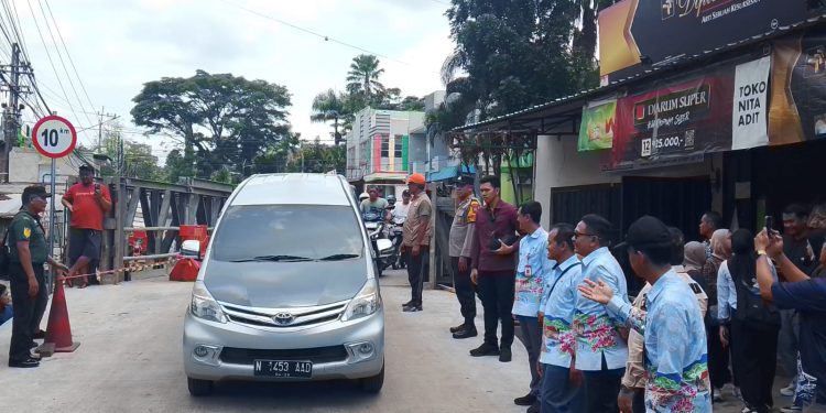 Wali Kota Malang, Wahyu Hidayat meninjau pembukaan Jembatan Bailey Sonokembang. (Foto/M Sholeh)
