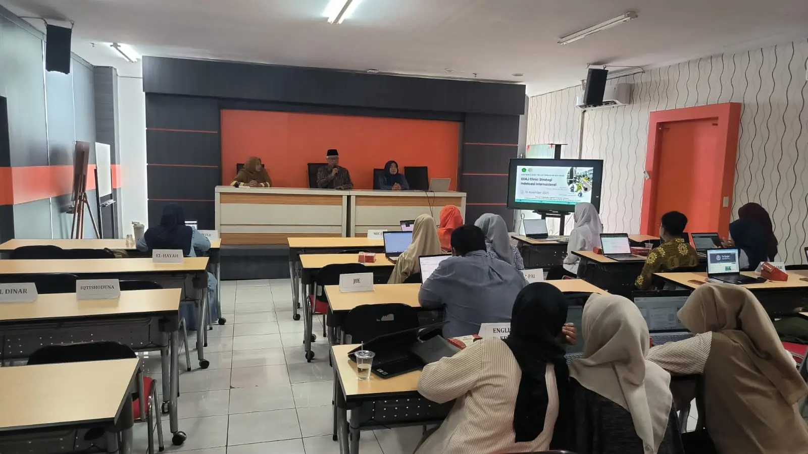 Para pengelola jurnal di lingkungan UIN Malang mendapatkan pengarahan proses pengajuan DOAJ./Foto: Dok.UIN Malang.