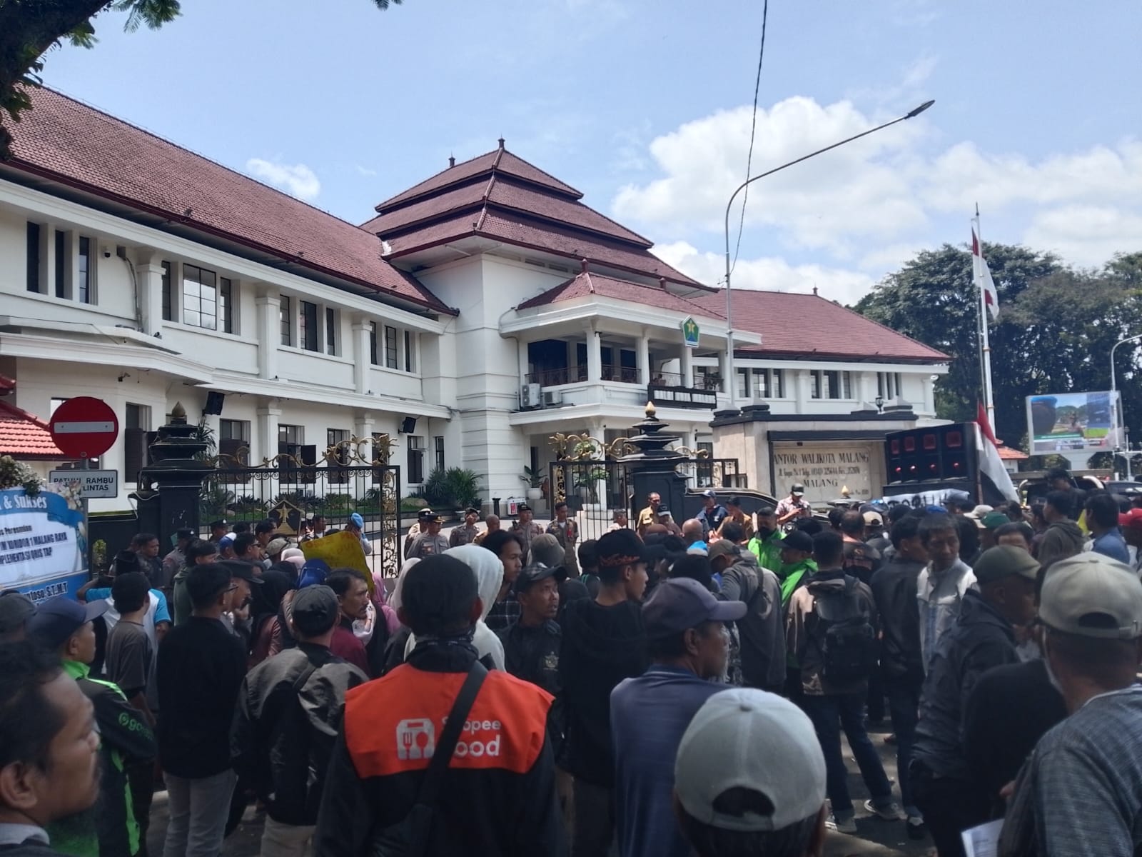 Aksi demo di depan Balai Kota Malang mendesak Pemkot tegas tuntaskan pembangunan jalan tembus Candi Panggung. (Foto/M Sholeh)