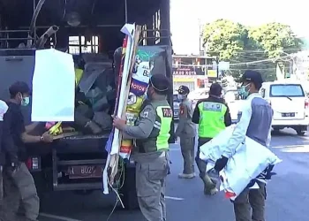 Penertiban reklame oleh Satpol PP Kota Batu. Foto: Dok