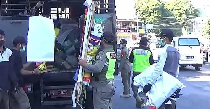 Penertiban reklame oleh Satpol PP Kota Batu. Foto: Dok