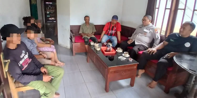 Polisi datangi remaja yang mengadukan ibunya di Tumpang untuk mediasi. Foto: Polres Malang