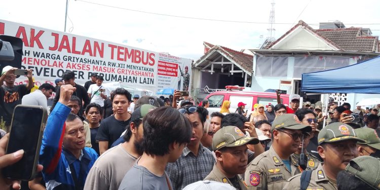 Proses pembongkaran tembok penghubung Jalan Tembus Candi Panggung menuai penolakan warga. (Foto/M Sholeh)