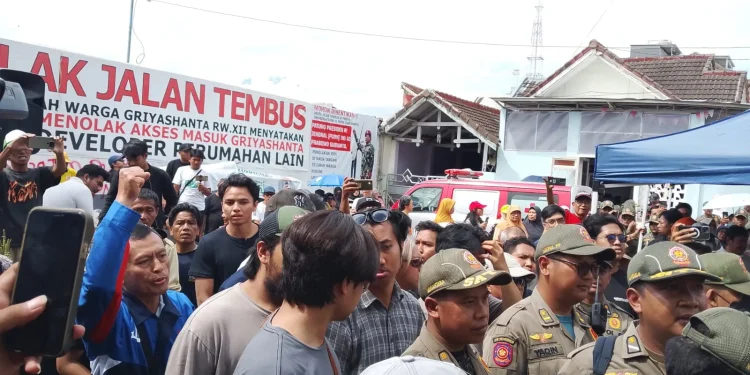 Candi Panggung,pembongkaran tembok Griya Shanta,Satpol PP Kota Malang - Pembongkaran Tembok Penghubung Jalan Tembus Candi Panggung Kota Malang Tuai Penolakan Warga