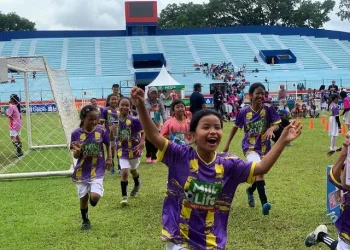 Antusias sepakbola putri dalam turnamen Milklife Soccer Challenge Malang 2025-2026. (M Sholeh)