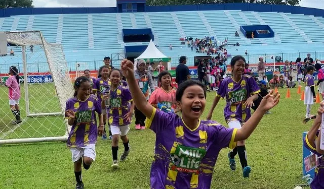 Antusias sepakbola putri dalam turnamen Milklife Soccer Challenge Malang 2025-2026. (M Sholeh)