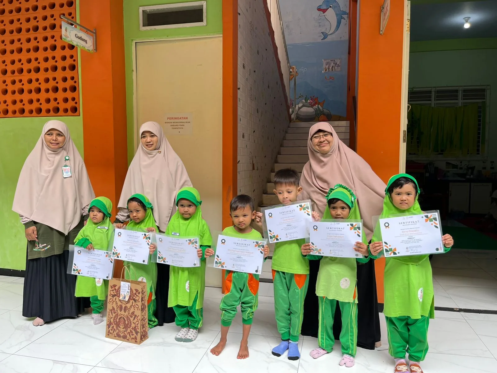 Penyerahan penghargaan kepada siswa PAUD IT Insan Permata Malang pemenang lomba video bersama ayah dalam rangka Hari Ayah./Foto: Tugumalang.id/Bagus Rachmad Saputra.