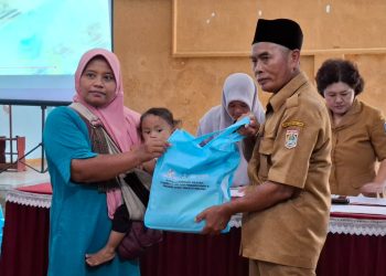 Pemberian makanan tambahan bagi balita di Desa Tangkilsari. Foto: Aisyah Nawangsari Putri
