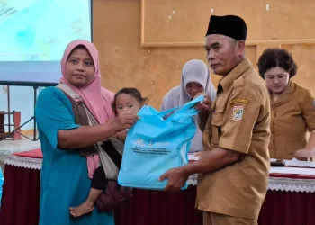 Pemberian makanan tambahan bagi balita di Desa Tangkilsari. Foto: Aisyah Nawangsari Putri