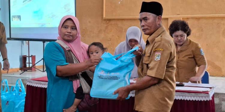 Pemberian makanan tambahan bagi balita di Desa Tangkilsari. Foto: Aisyah Nawangsari Putri