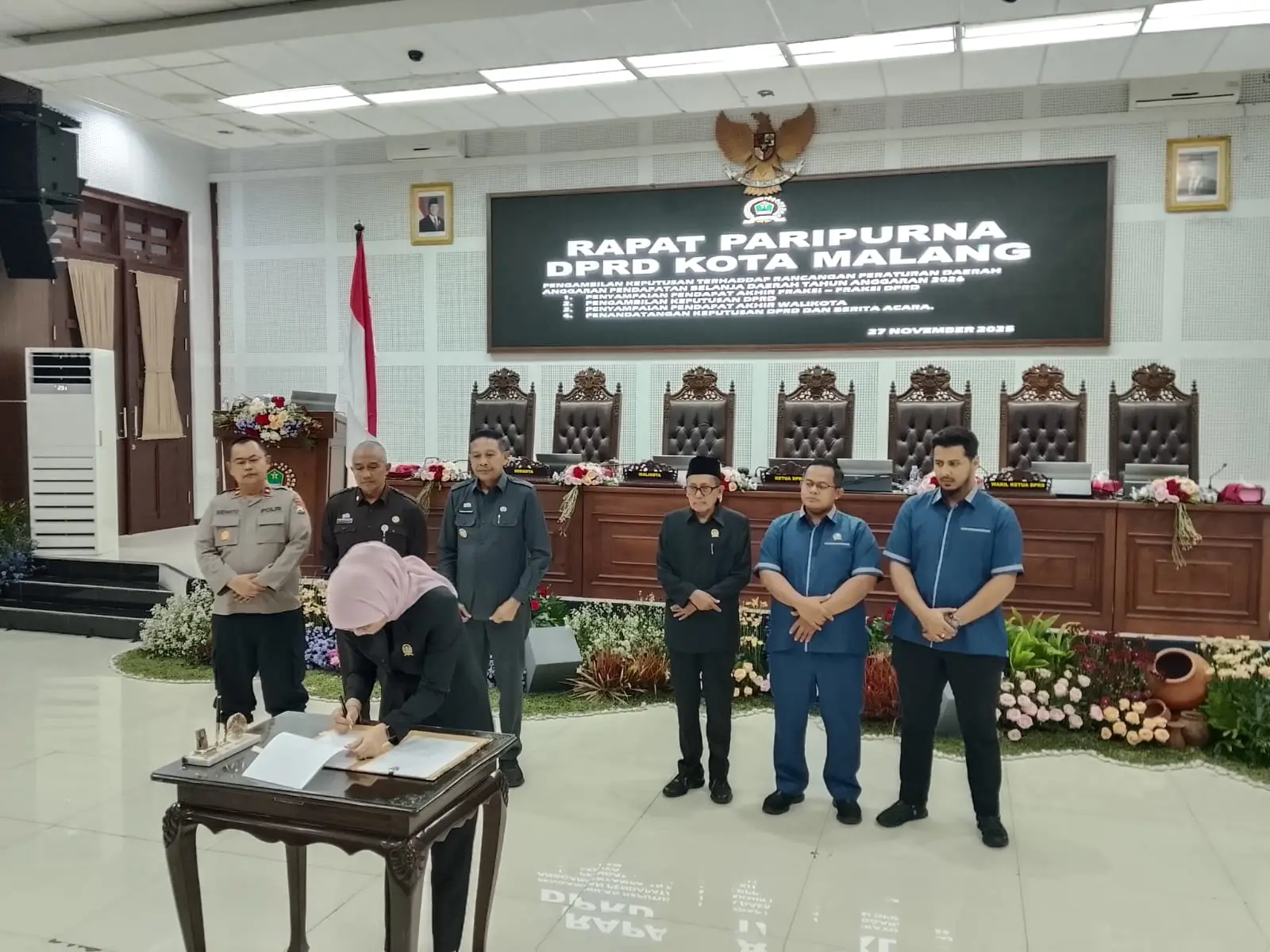 Ketua DPRD Kota Malang, Amithya Ratnanggani Sirraduhita menyetujui dokumen Ranperda APBD 2026. (Foto/M Sholeh)