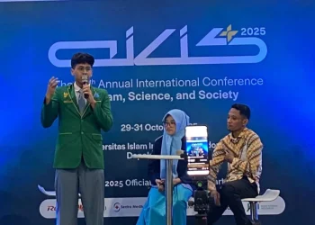 Siswa MAN Insan Cendekia Pekalongan, Ahmad Ali Rayyan Shahab (baju hijau) menjadi salah satu pembicara dalam forum AICIS 2025 yang membahas tentang Eco Theology dan kelestarian bumi. /Foto: Dok. Istimewa.