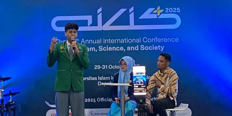 Siswa MAN Insan Cendekia Pekalongan, Ahmad Ali Rayyan Shahab (baju hijau) menjadi salah satu pembicara dalam forum AICIS 2025 yang membahas tentang Eco Theology dan kelestarian bumi. /Foto: Dok. Istimewa.
