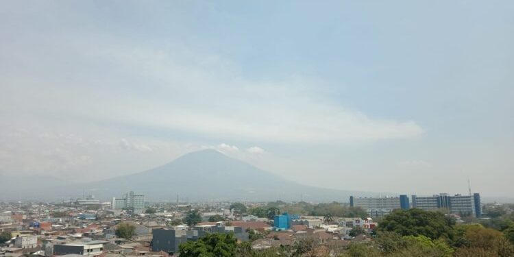Prakiraan cuaca Malang untuk hari Senin, 10 November 2025 yang diperkirakan dalam kondisi hujan ringan. /Foto: Tugumalang.id/Bagus Rachmad Saputra