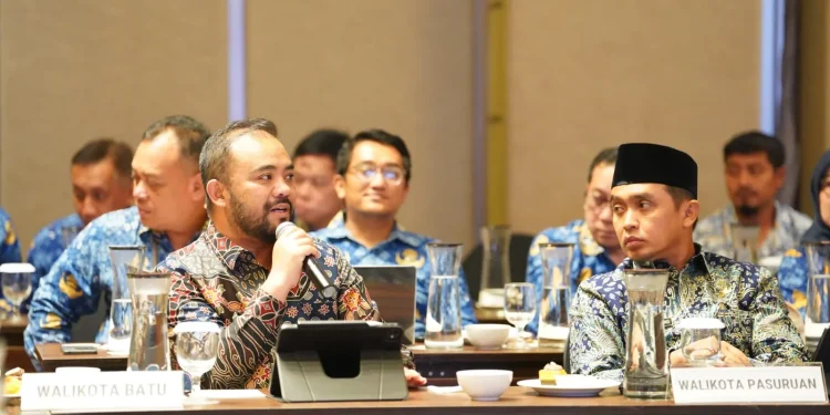 Wawali Kota Batu Heli Suyanto saat memaparkan komitmen percepatan penyediaan hunian layak bagi masyarakat berpenghasilan rendah. Foto: Prokopim KWB