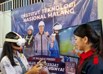 Peserta saat mencoba Game Roblox VR yang dihadirkan ITN Malang di Expo Campus Edufair 2025 di Kota Batu. Foto: Azmy